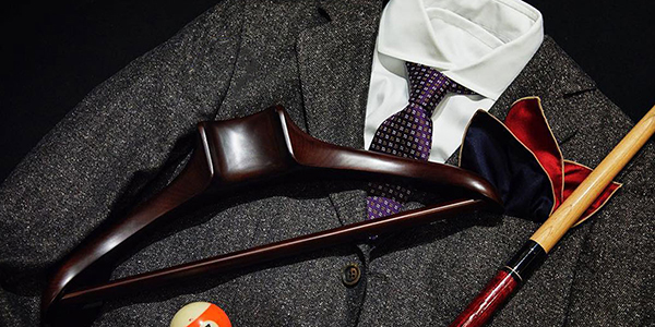 華恩專注于為Ritz酒店提供實(shí)木衣架定制，緊跟設(shè)計(jì)風(fēng)尚