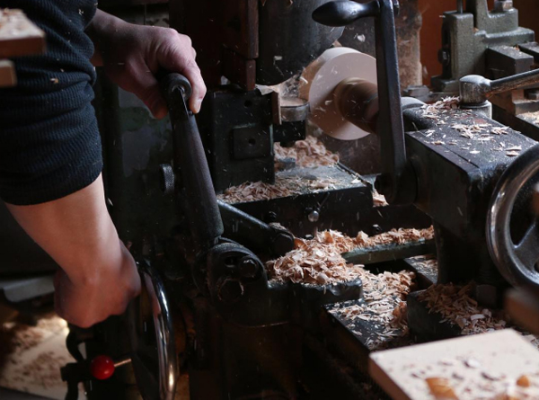 華恩衣架-數(shù)十道工序--手工打磨