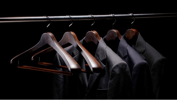 西裝木衣架怎么選？3分鐘帶你了解！——華恩