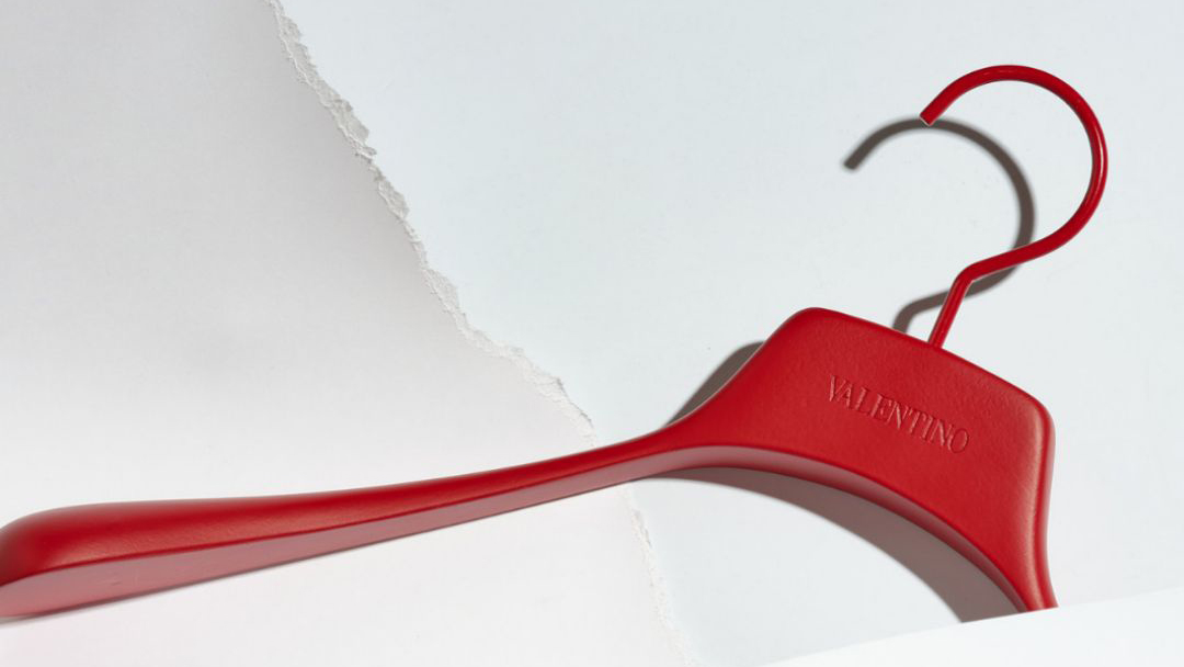 高檔實木衣架定制需要注意什么？——華恩